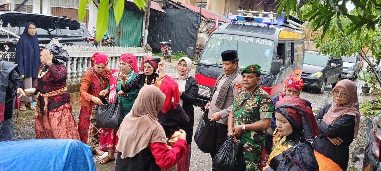 Bundo Kandung Turun ke Genangan, Hangatkan Warga Kotobaru dengan Ratusan Nasi Bungkus