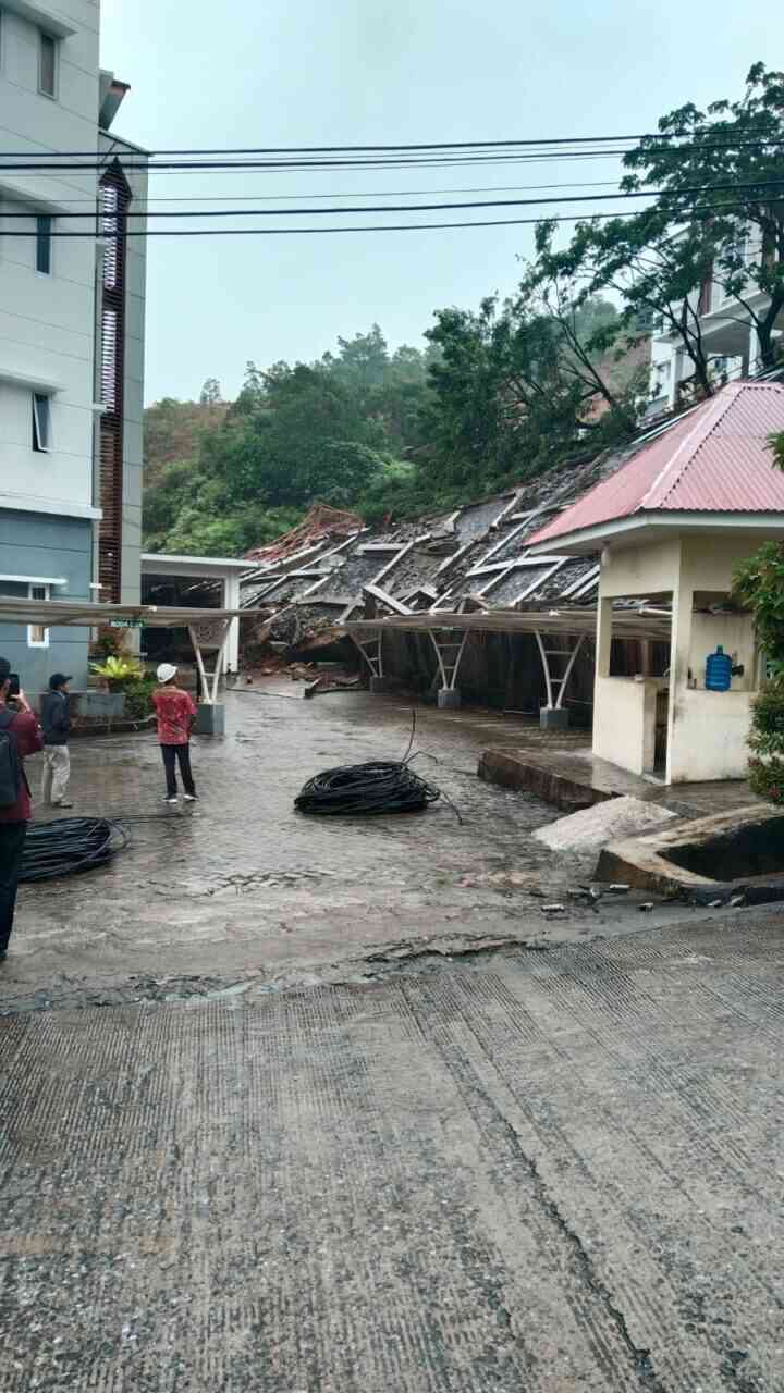 Cuaca Ekstrem Picu Longsor di Kampus 3 UIN Imam Bonjol Padang