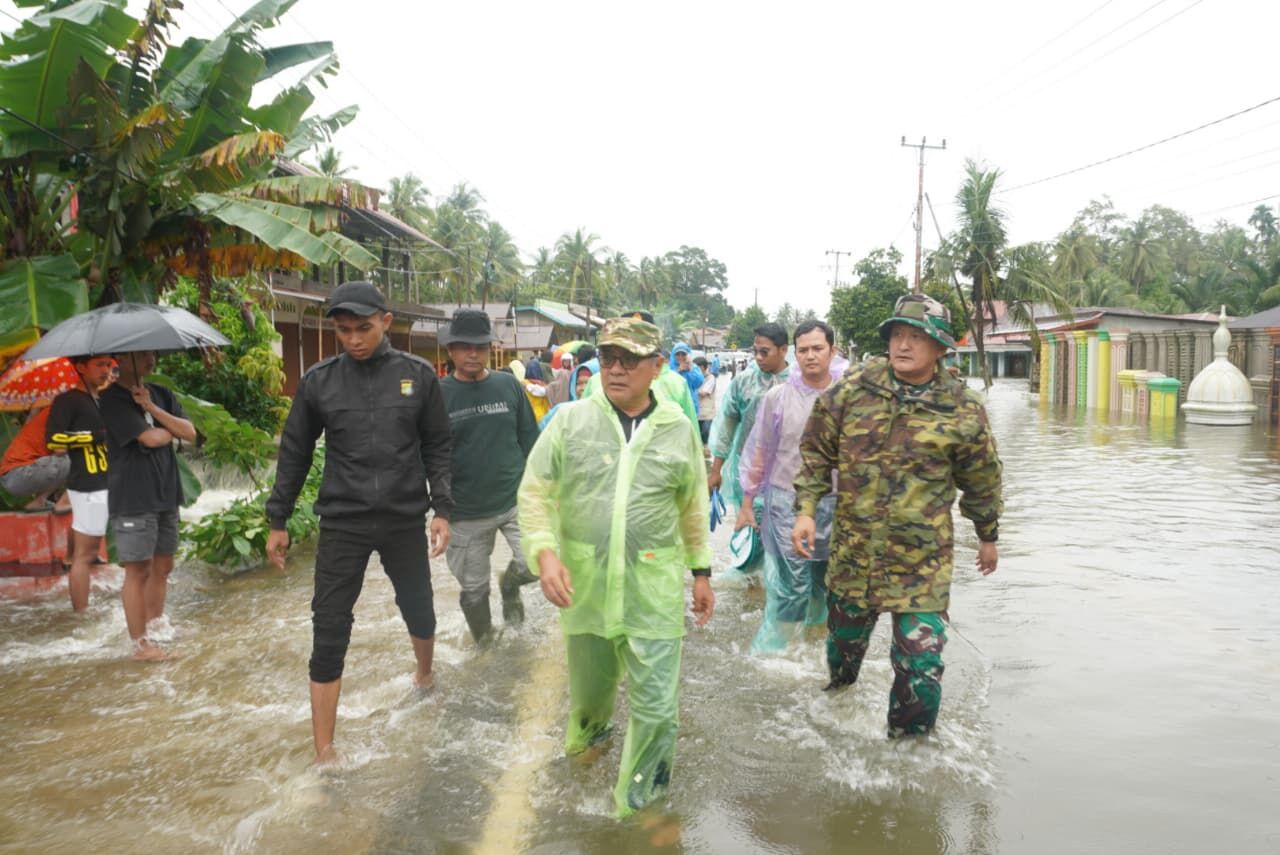 Dandim dan Bupati Padang Pariaman Pantau Dampak Banjir dan Longsor di Lapangan