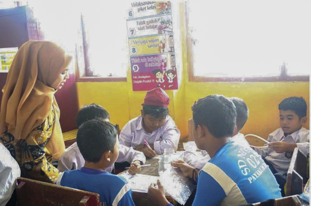 —Tim PKM UNP memberikan edukasi kebiasaan ramah lingkungan di SDN 02 Payakumbuh Kelurahan Padang Tangah Kecamatan Payakumbuh Barat Kota Payakumbuh pada Senin hingga Rabu (10-12/11).