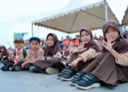 Pemkab Solsel Bagikan 21 Ribu Stel Seragam Sekolah