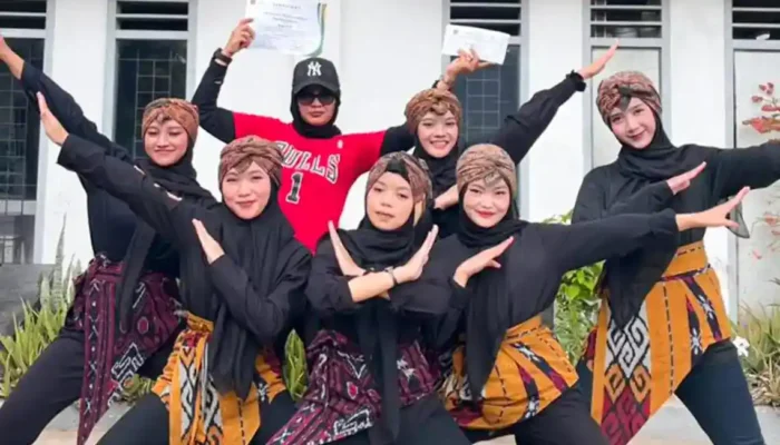 Fakes UM Sumbar Juara II Senam Kreasi HKN