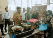 Hadiri Branding Produk Kewirausahaan SMKN 1 Solok Selatan, Bupati Khairunas Dorong Ekonomi Kreatif Pelajar