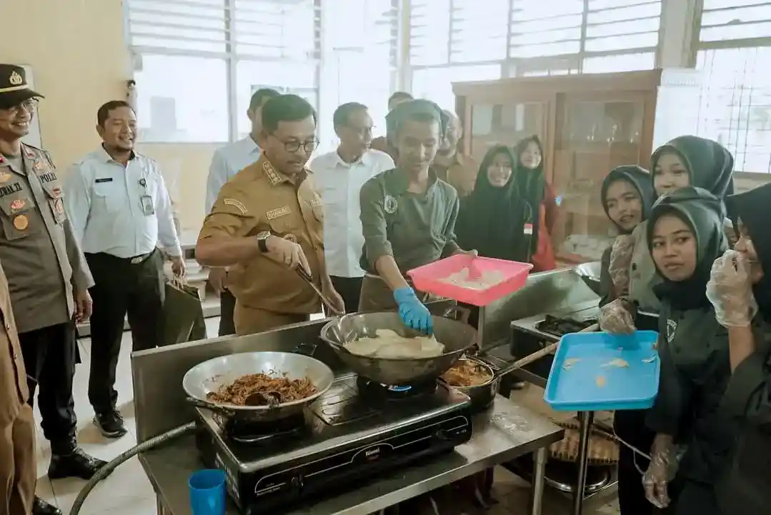 Hadiri Branding Produk Kewirausahaan SMKN 1 Solok Selatan, Bupati Khairunas Dorong Ekonomi Kreatif Pelajar