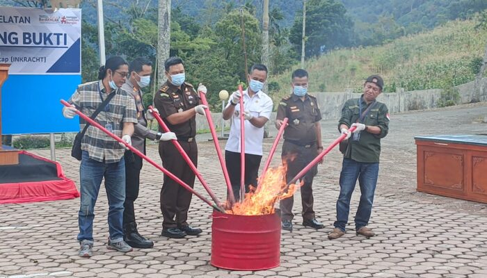 ‎Kejari Solsel Musnahkan Barang Bukti 19 Perkara Pidana