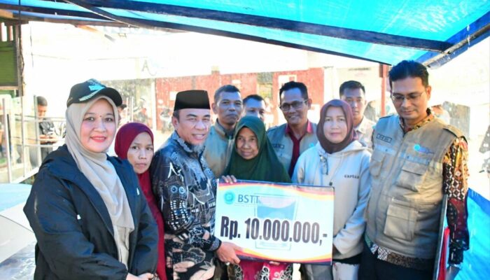 Maigus Nasir Serahkan Bantuan untuk Korban Pohon Tumbang