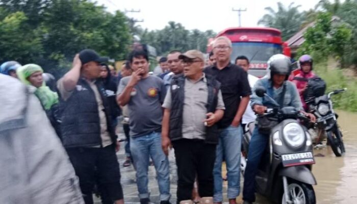 Akses Terputus, Bupati Pasaman Barat Tertahan Akibat Luapan Batang Saman