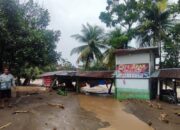 Harta Benda Hanyut Disapu Banjir di Lubuk Lukum, Arus Deras Datang Sekejap Usai Salat Subuh