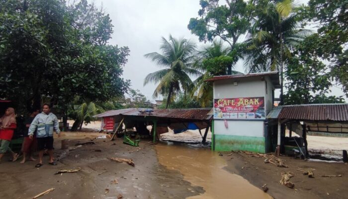 Harta Benda Hanyut Disapu Banjir di Lubuk Lukum, Arus Deras Datang Sekejap Usai Salat Subuh