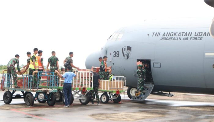 Pesawat Angkut TNI AU Membawa Bantuan Bagi Warga Korban Banjir Dan Longsor Telah Mendarat
