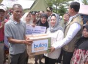 Titiek Soeharto Serahkan Bantuan untuk Korban Bencana di Padang