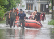TRC Satlinmas Kota Padang Evakuasi Warga Terdampak Banjir
