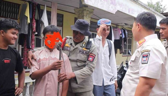 Gawat, Pelajar di Padang Bawa Sajam