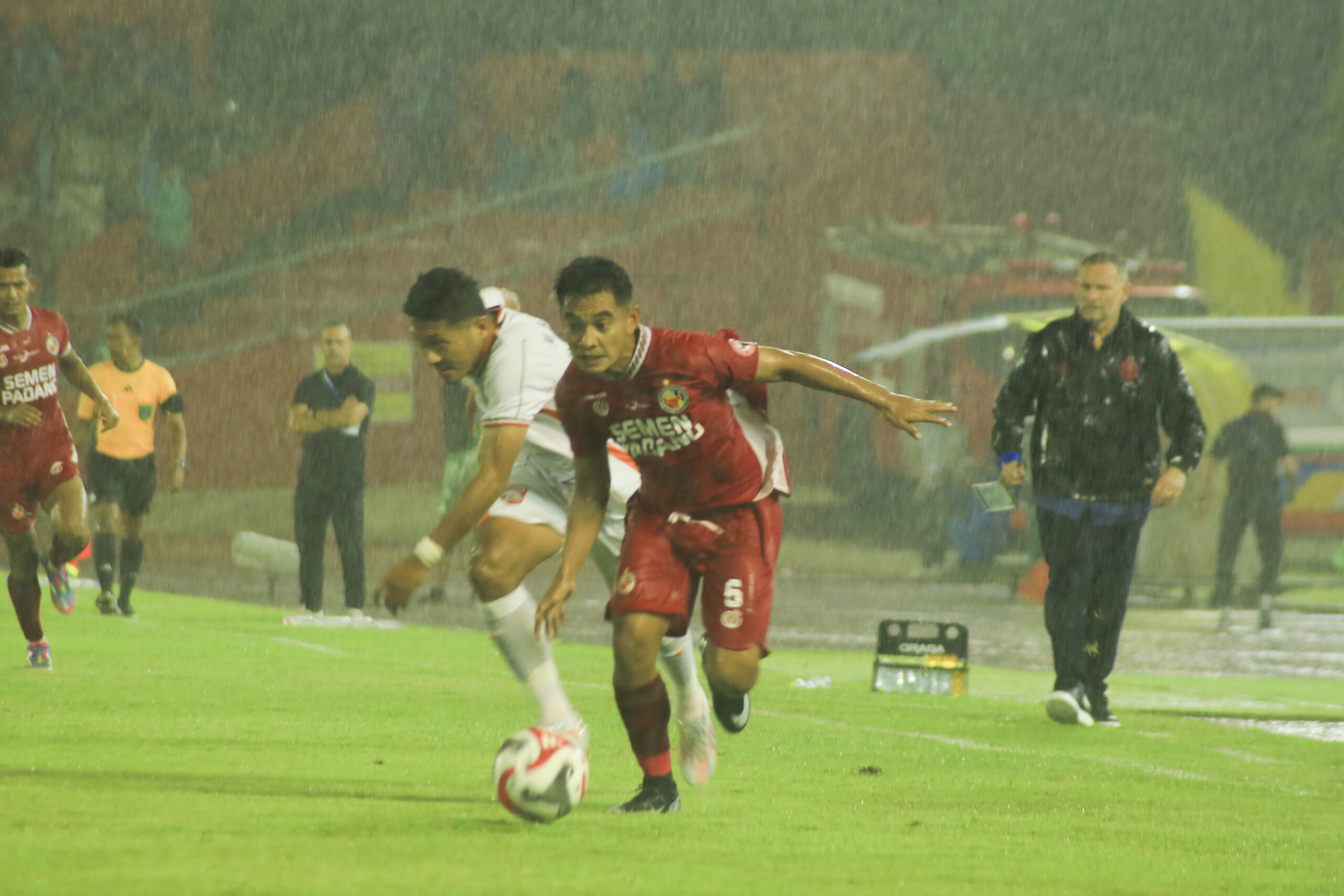 Pemain Semen Padang FC berduel dengan pemain Borneo Fc dalam lanjutan Super League di Stadion Gor Agus Salim, Kota Padang, Minggu (9/11). Dalam pertandingan tersebut Semen Padang Fc menelan kekalahan demgan skor 0-2 dari tim tamu Borneo Fc dan ini merupakan kekalahan ke 9 pada pekan 12.