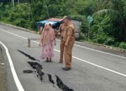 “Jalan Tiba-Tiba Amblas 50 Meter, Akses Warga Teluk Bayur Lumpuh, Dua Tiang Listrik Terancam Roboh”