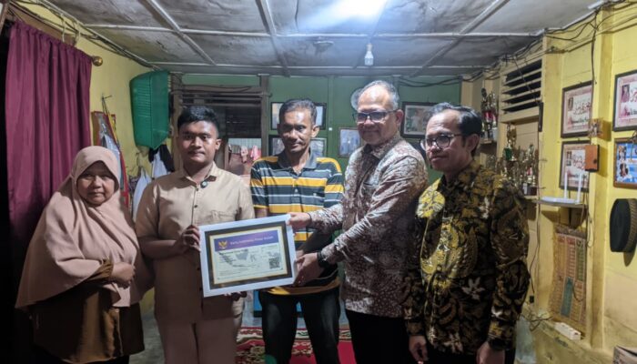 Kemdiktisaintek Kunjungi Rumah Mahasiswa UNAND, Pastikan Penerima KIP