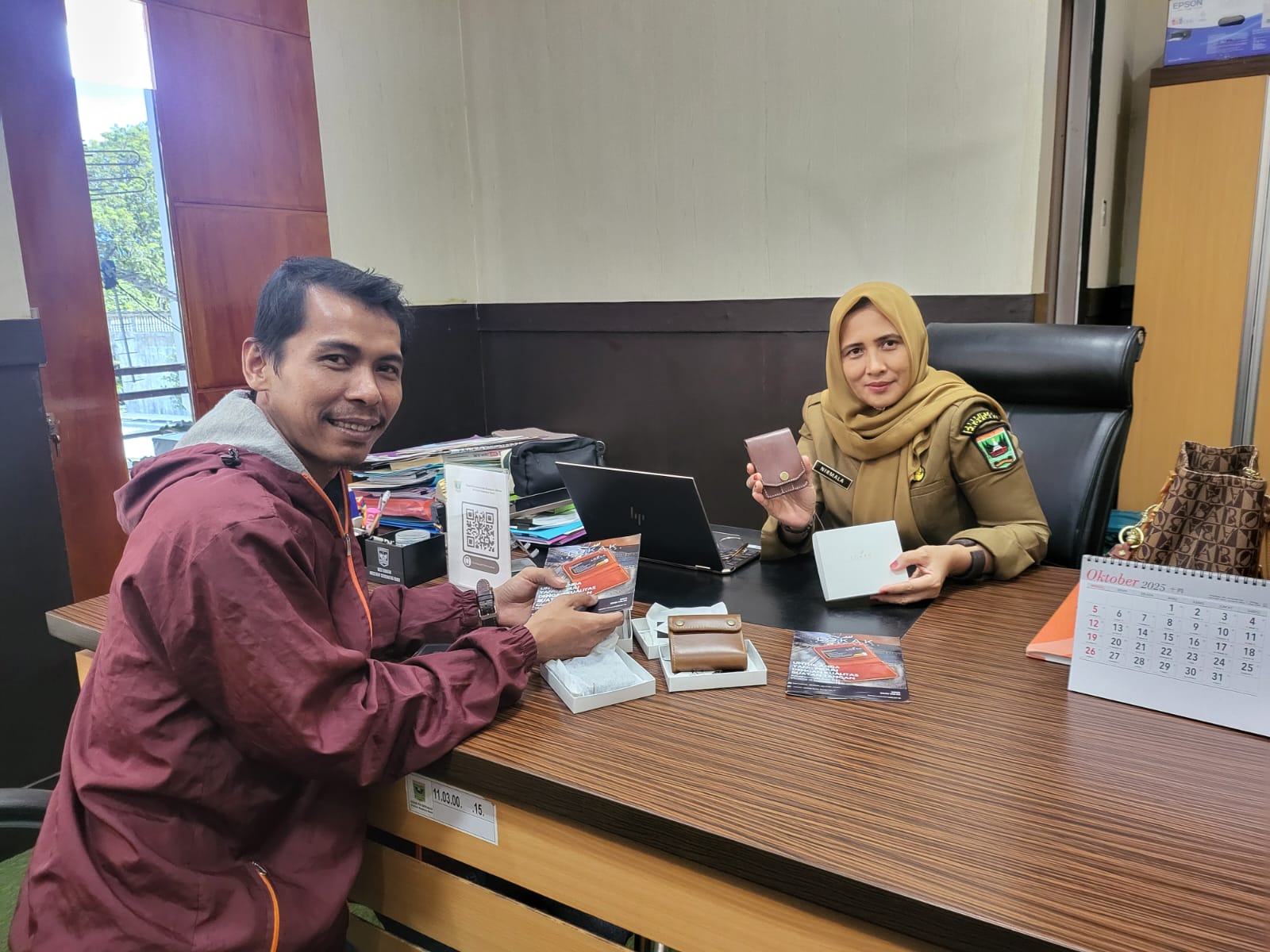 Kabid Bina Usaha & Kelembagaan Disnakeswan Sumbar Nirmala Puspita Dewi menyambut kedatangan pelaku UMKM yang produknya bakal dipamerkan di ajang Agrinex 2025.