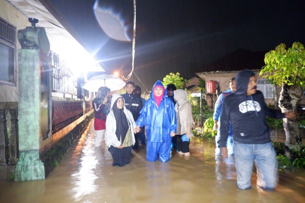 Lisda Hendrajoni Salurkan Seribu Paket Makanan untuk Korban Banjir di Pesisir Selatan