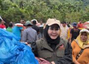 Lisda Hendrajoni Serahkan 300 Paket Sembako ke Empat Nagari Terisolasi di Bayang Utara