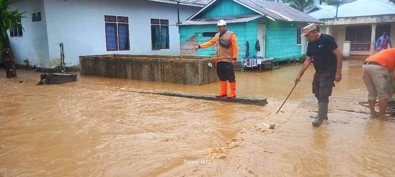 Luapan Sungai Asam Rendam 30 Rumah di Koto Kaciak
