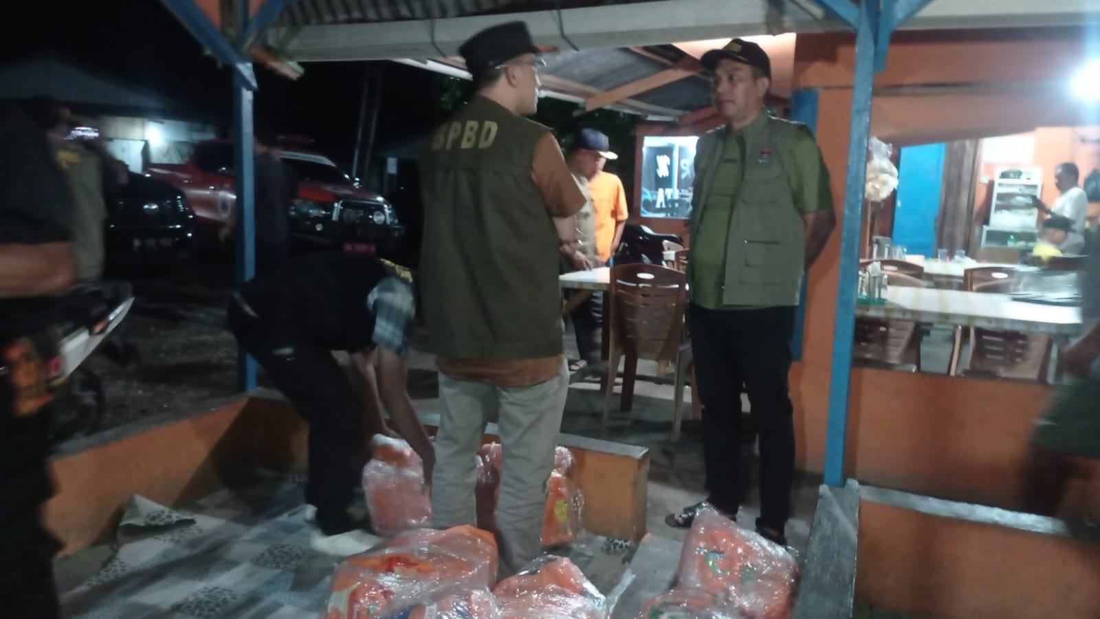 Malam Peduli di Tepi Laut BPBD Padang Salurkan 45 Paket Bantuan untuk Warga Terdampak Abrasi Pantai