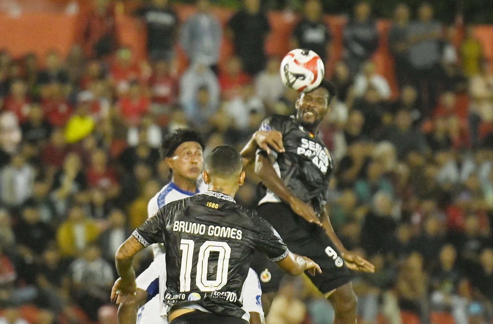 Pemain Semen Padang Fc tengah berduel dengan pemain Arema Malang dalam lanjutan Super League di Stadion Gor Agus Salim, Kota Padang, Senin (3/10). Dalam pertandingan tersebut Semen Padang alami kekalahan dengan skor 1-2 dan ini merupakan kekalahan ke 7. IRHAM