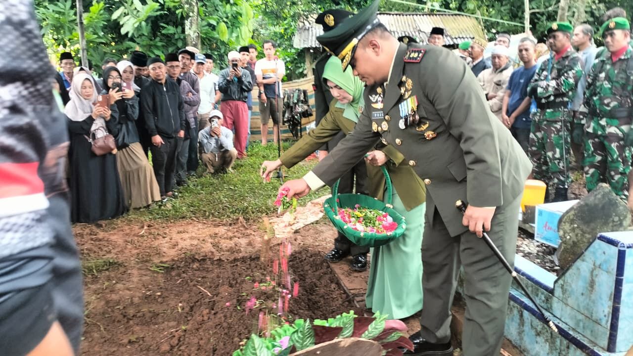 Pemakaman Jenazah Anggota Kodim 0307TD Menjadi Korban Banjir Jembatan Kembar Padang Panjang Berlangsung Haru