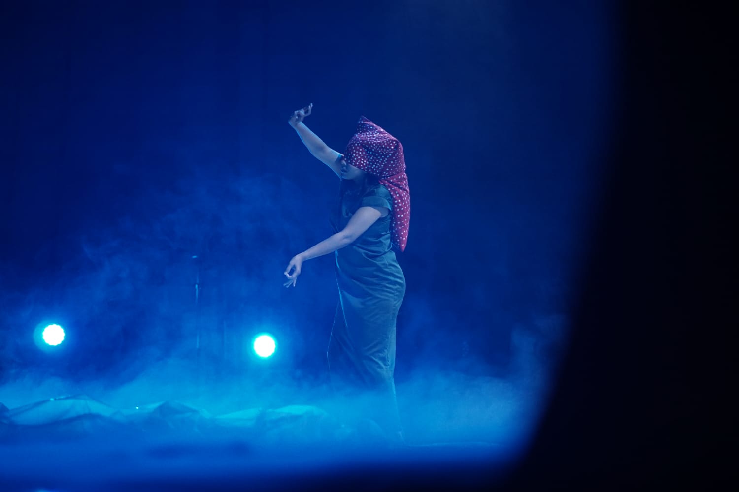 Pertunjukan dari Siska Aprisia dengan karyanya “Tubuh Ibu, Sungai yang Bergeser” pada Festival MenTari #5 “Turun dari Langit” di Gedung Hoerijah Adam ISI Padangpanjang, Minggu (1611) kemarin. TENGKU