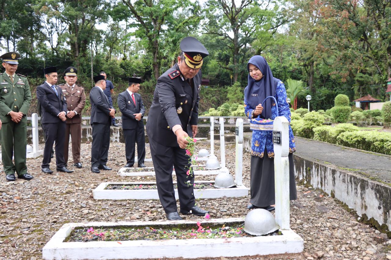 Polres Pasaman Gelar Ziarah Rombongan Peringati Hari Pahlawan ke-80 di TMP Suhada Bhakti