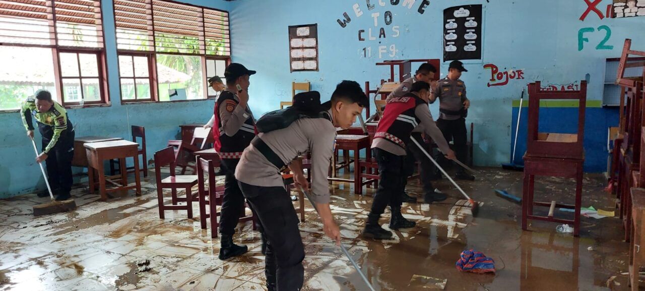 Polres Pasaman Gerak Cepat Evakuasi Warga Terdampak Banjir dan Longsor