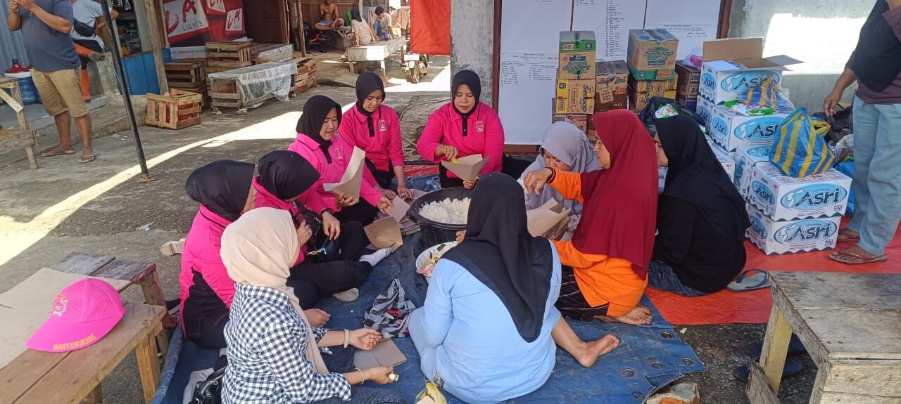 Polsek Tigo Nagari Salurkan Bantuan Sembako untuk Warga Terdampak Banjir Bandang di Koto Alam