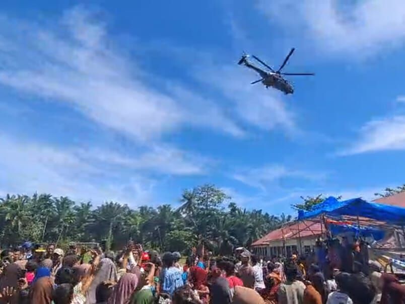 Salurkan Bantuan ke Sikilang Pasaman Barat, Danlanud Sutan Sjahrir Pastikan Operasi Kemanusiaan Berjalan Tepat Sasaran