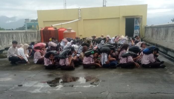 Sirene Peringatan Tsunami Berbunyi,Warga Padang Bagai Tak Takut Mati.
