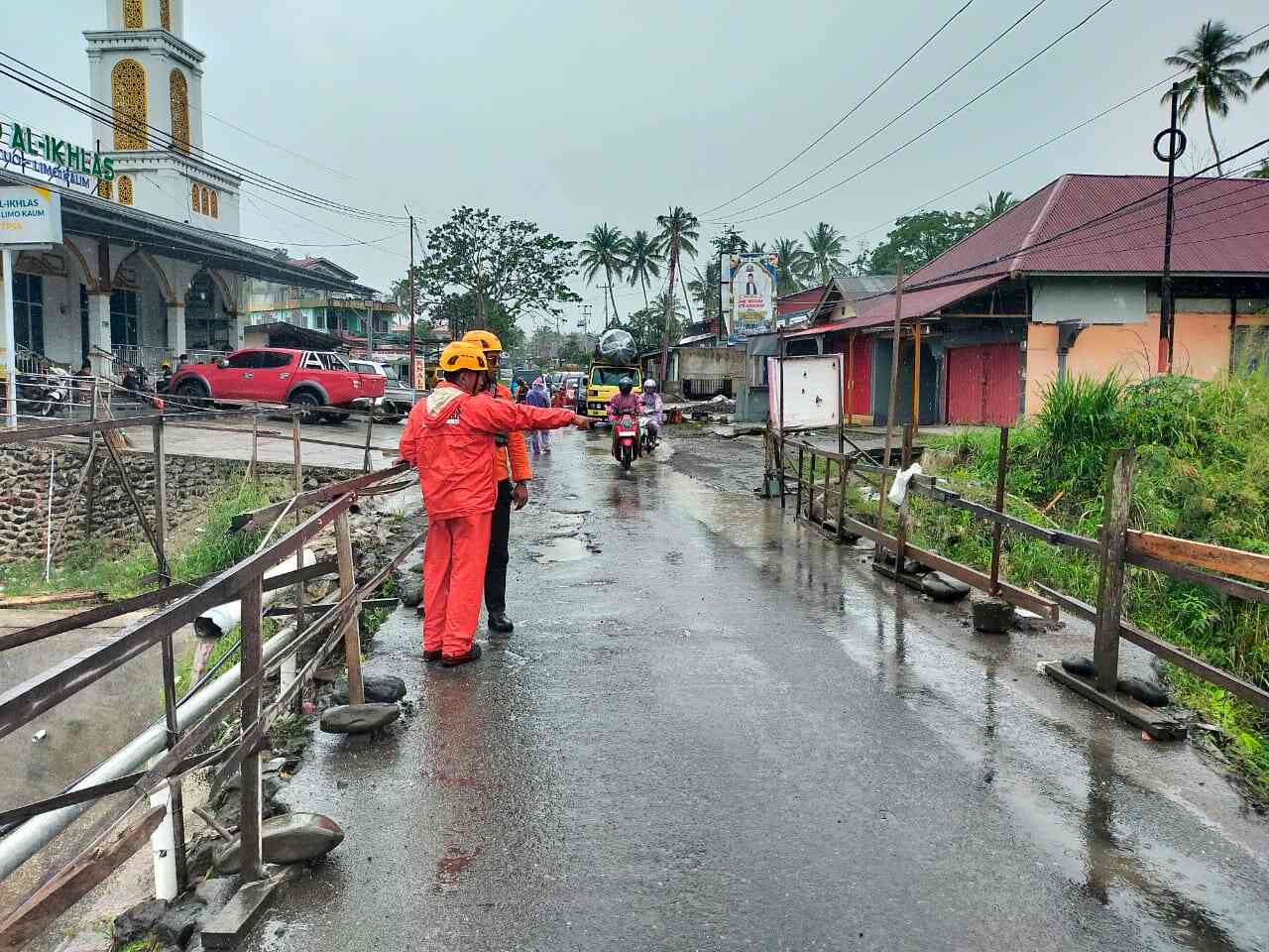 Sungai Menerjang Rumah Warga di Tanah Datar, Warga Diungsikan