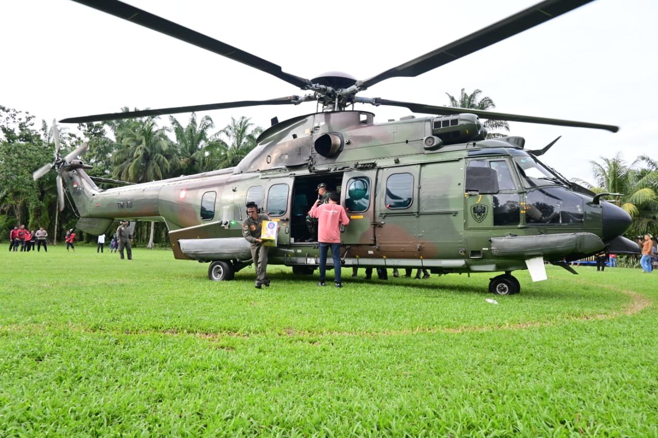 TNI AU Kerahkan Heli Caracal untuk Dukung Peninjauan dan Bantuan Kemanusiaan di Wilayah Terdampak Bencana Sumatera Barat