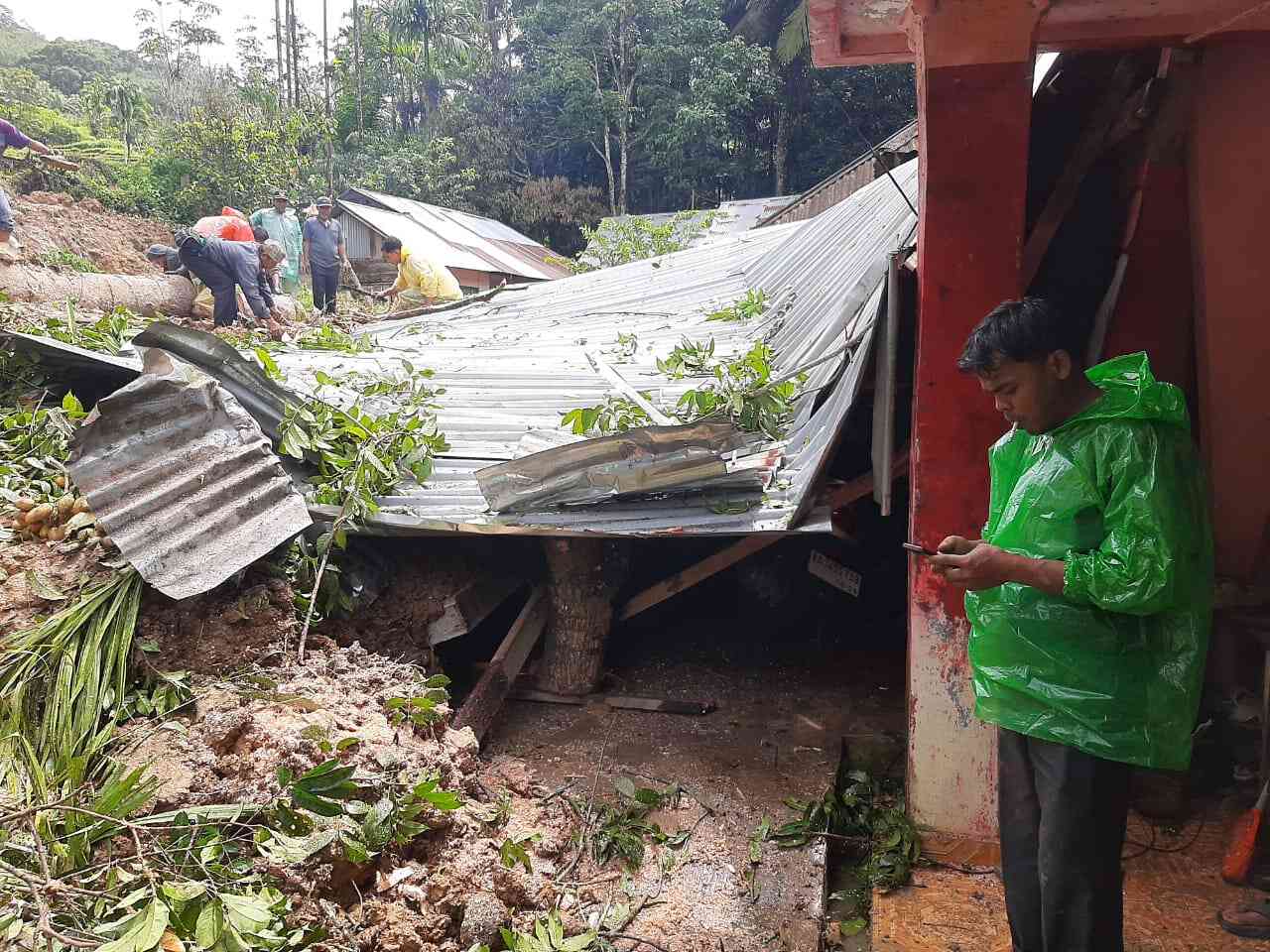 Tanah Longsor Tutup Total Akses Palembayan–Matur, Dua Rumah Warga Rusak