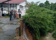 “Tebing Mendadak Ambruk, Tiga Rumah di Padang Terancam Hanyut Setelah Hujan Tak Henti”
