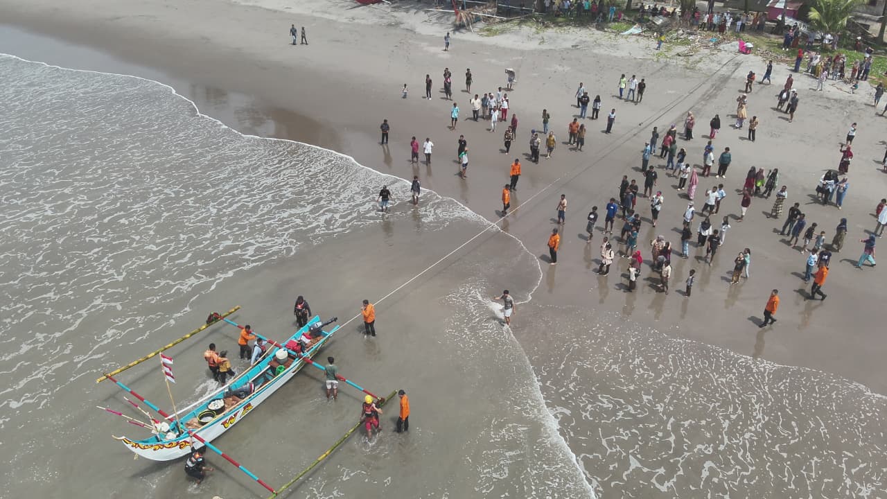 Tersapu Badai, Dua Nelayan Tersesat 147 Mil Diselamatkan Tim SAR Padang