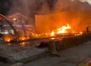 “Monumen Kapal Wisata Siti Nurbaya Terbakar, Damkar Bergerak Cepat Padamkan Kobaran”