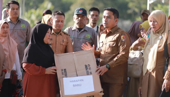 Wako Solok Serahkan Mesin Pompa Air untuk Petani
