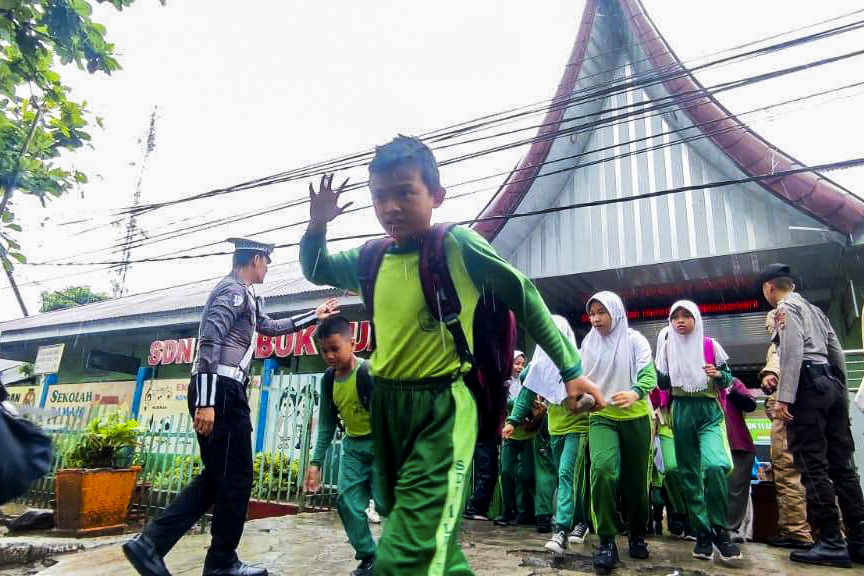 Warga dan Pelajar Koto Tangah Berhamburan Ikuti Simulasi Gempa, Suara Sirine Guncang Sekolah