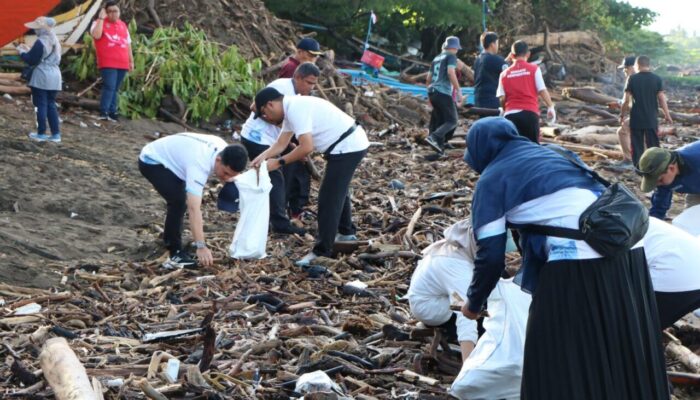 Pulihkan Aktivitas Nelayan, Pemprov Sumbar Bersihkan Pantai Parupuk Tabing