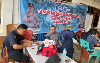 300 Warga Terdampak Banjir di Padang Terima Layanan Kesehatan Gratis dari Sidokkes Polresta Padang