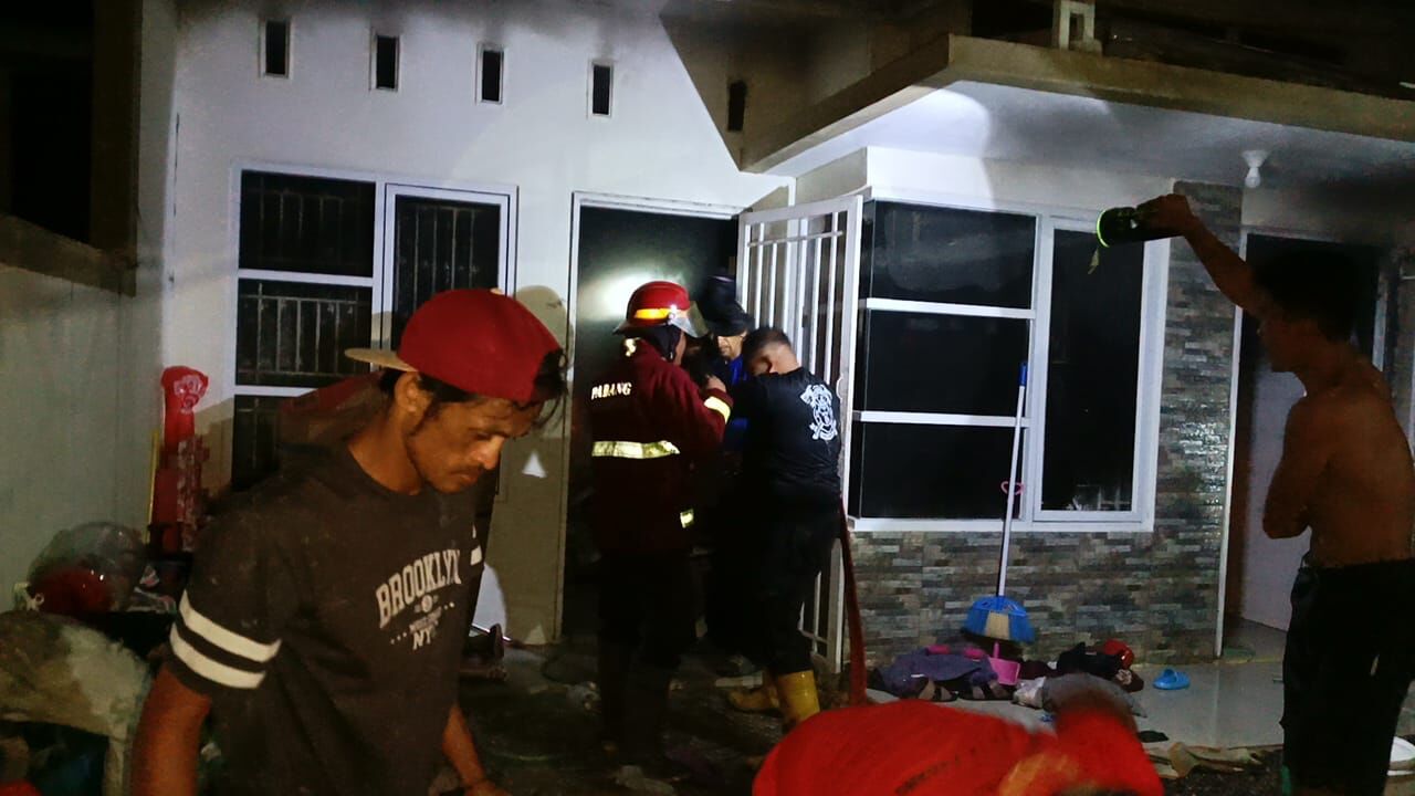 Asap Hitam M menjulang di Langit Koto Tangah Dua Rumah Hangus, Damkar Padang Kerahkan 80 Personel dalam Kebakaran Hebat