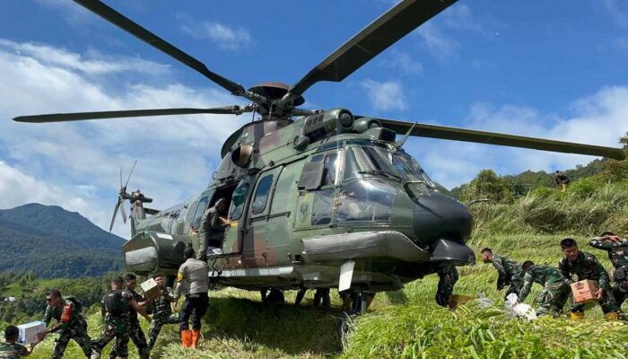 TNI AU Distribusikan 2,3 Ton Bantuan ke Nagari Sungai Limau