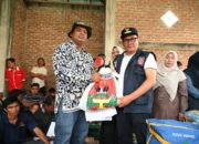 Pimpin Penyaluran Bantuan, Wali Kota Ramlan Nurmatias Pastikan Siswa Terdampak Bencana Salareh Aia Palembayan Tidak Putus Sekolah