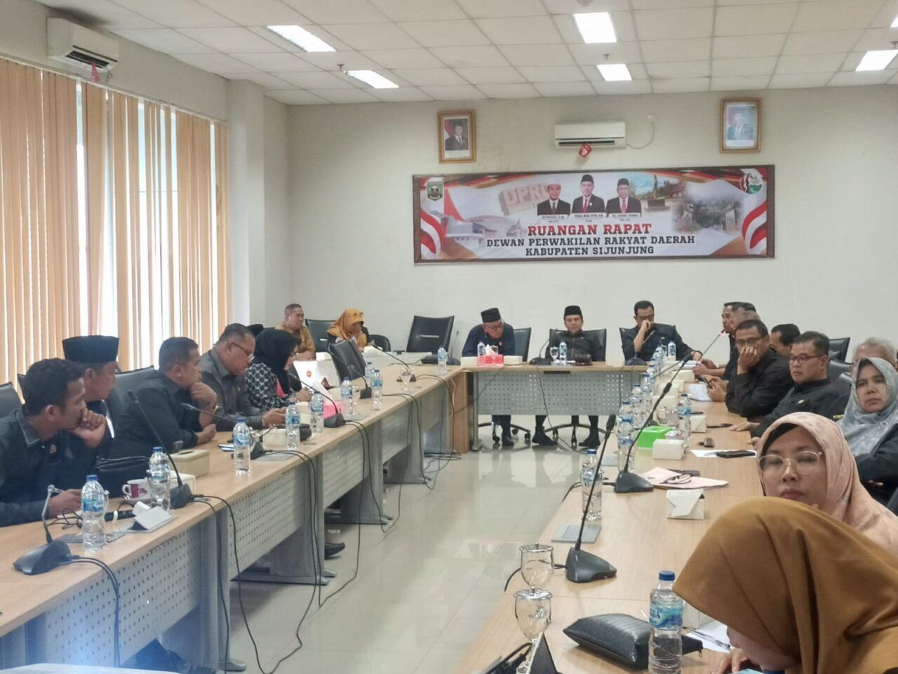DPRD Sijunjung menggelar rapat Badan Anggaran (Banggar), Senin (8/12) di ruang rapat kantor DPRD Sijunjung.