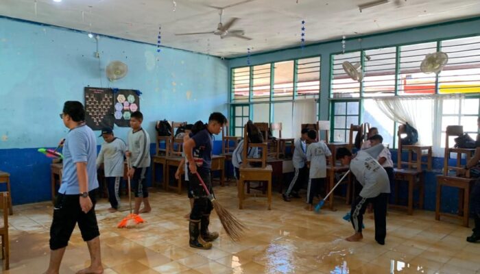 Siswa SMPN 29 Padang dan Damkar Goro Bersihkan Sekolah