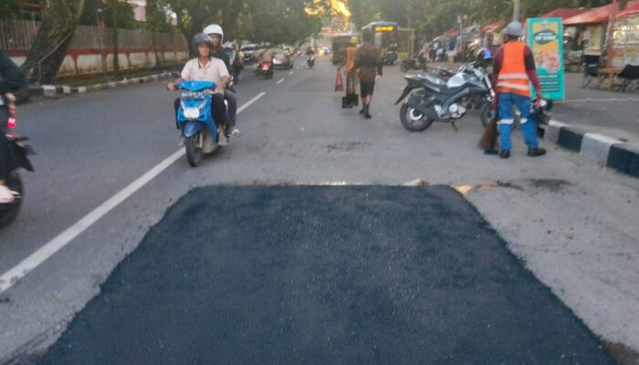 PUPR Padang Tambal Jalan Berlubang Akibat Banjir