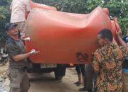 Satpol PP Padang Bersihkan Lumpur di Tiga Kecamatan